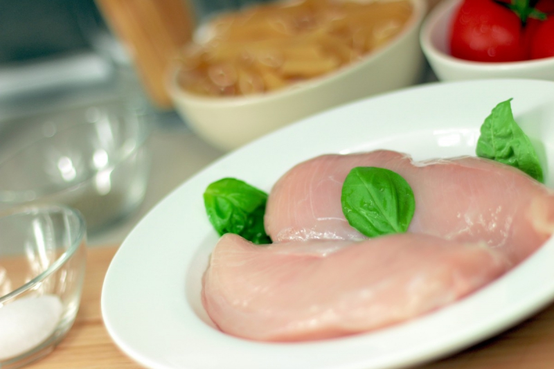 boucherie-GINASSERVIS-min_turkey_hen_meat_raw_pink_chicken_ingredient_cooking_uncooked-1087266